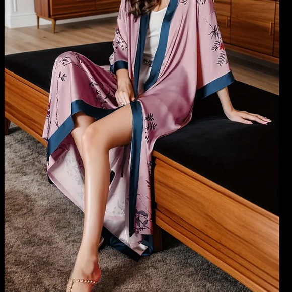 Silky Robe - Picture 5 of 7